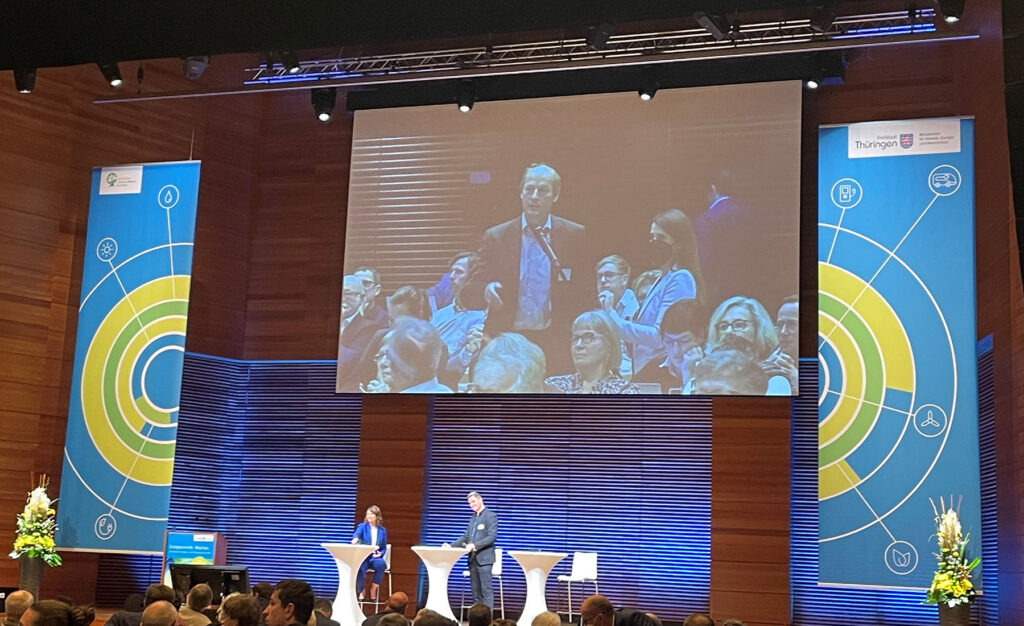 Dr. Scholwin stellt seine Frage bei der EEK