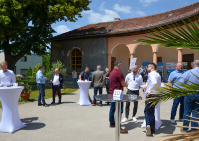 Austausch vor dem Schiesshaus