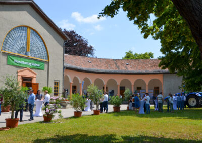 Austausch vor dem Schiesshaus