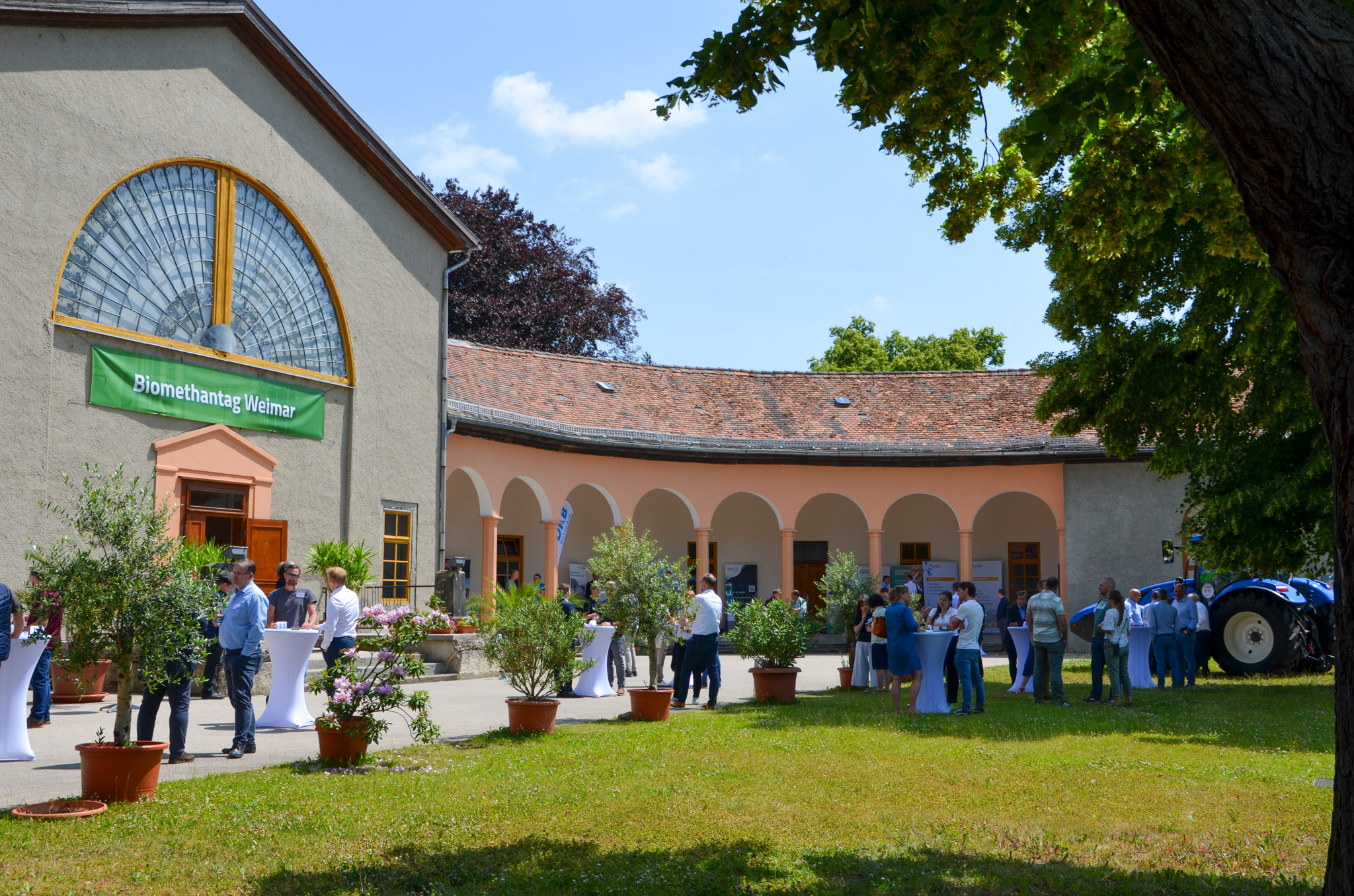 DSC_0371 Austausch vor dem Schiesshaus