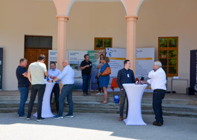 Austausch vor dem Schiesshaus